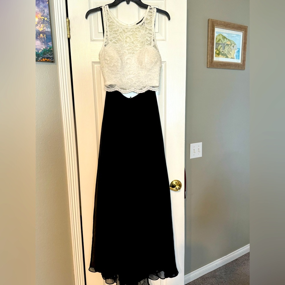 Two piece white  sparkle lace top with black flowing skirt. Size:5. Formal wear.